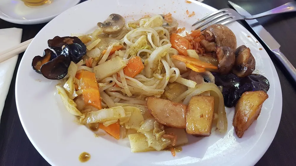 Plat Végétarien Légumes Et Pâtes de Riz À la Sauce Curry